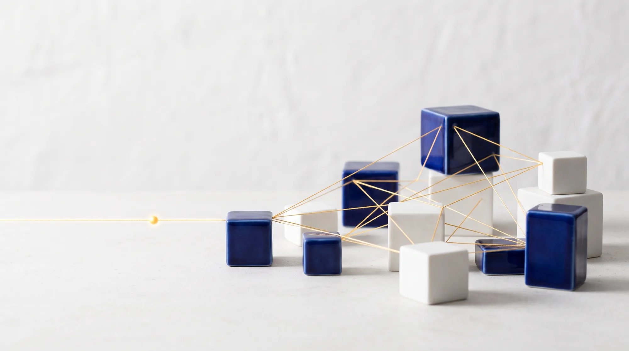 Illustration : des blocs de porcelaine reliés par des fils d’or